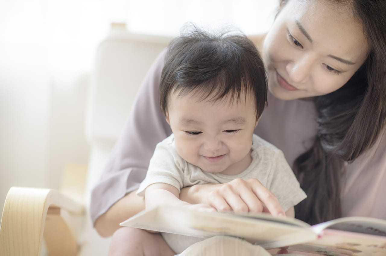 0歳の新生児向けに絵本の読み聞かせを始めよう！　赤ちゃんの月齢別オススメ絵本8選