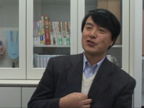 対談中の左巻先生